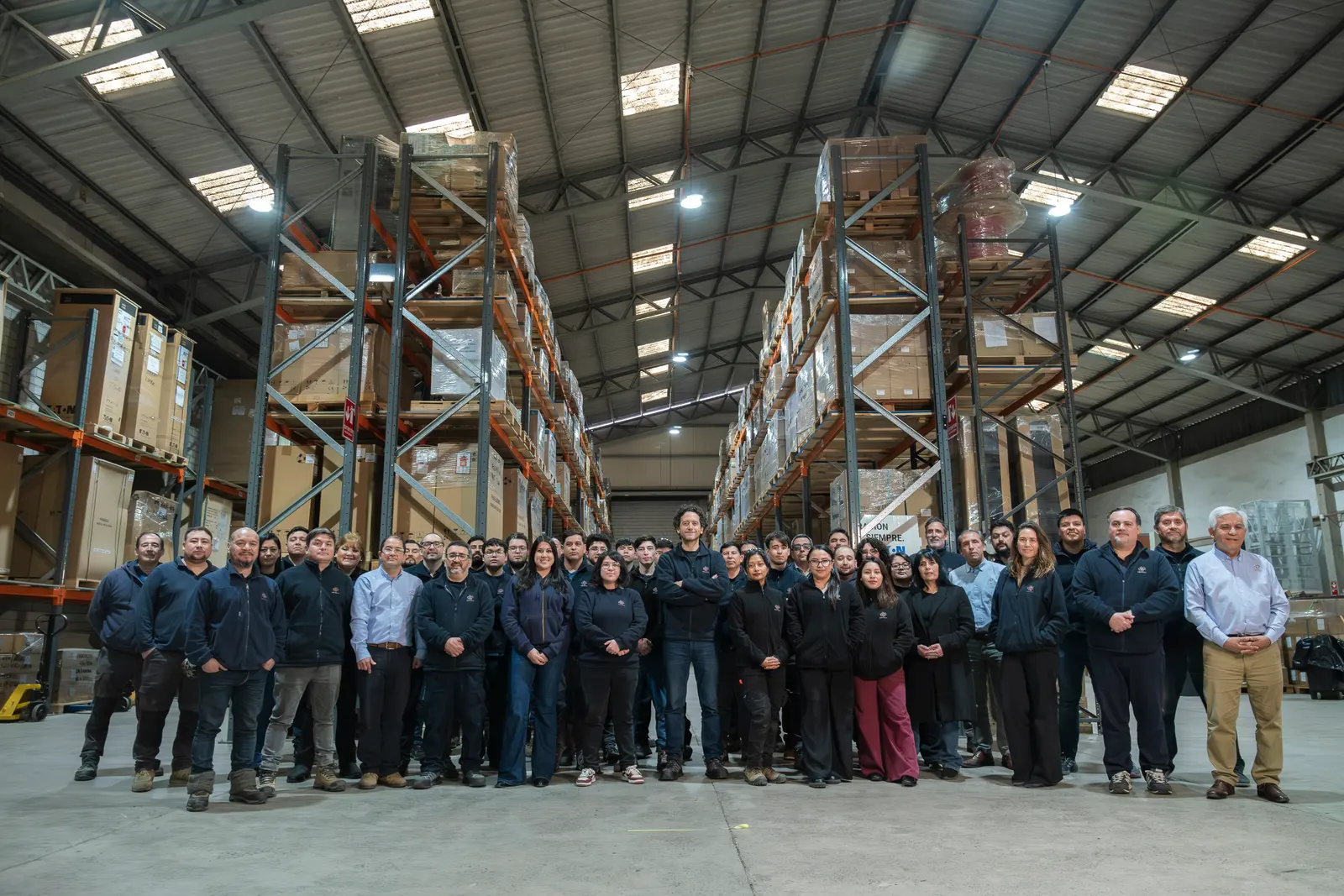 Equipo completo de Métrica reunido en la bodega