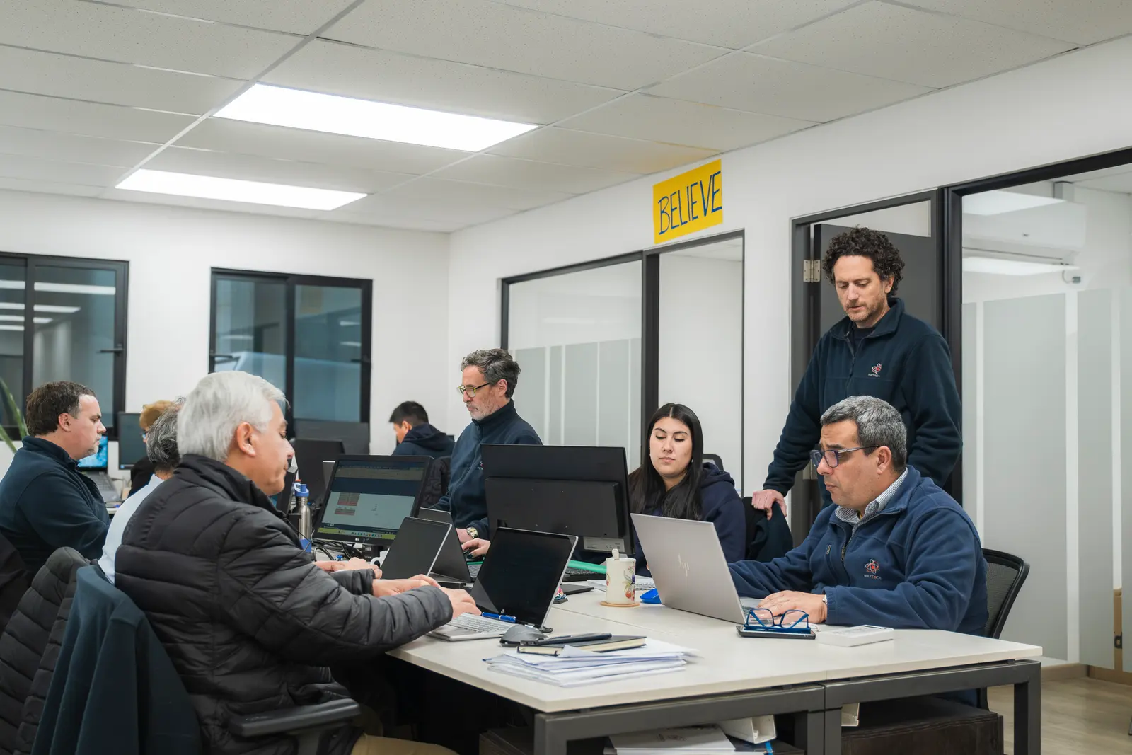 Equipo comercial y de ingeniería de Métrica en las oficinas