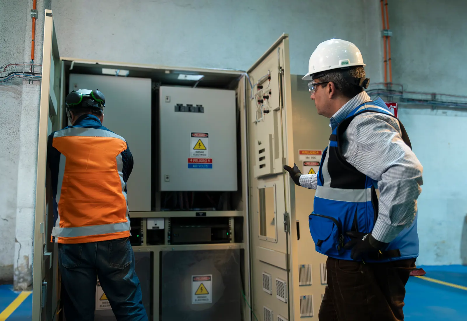 Técnicos de Métrica revisando un tablero eléctrico de 400 V